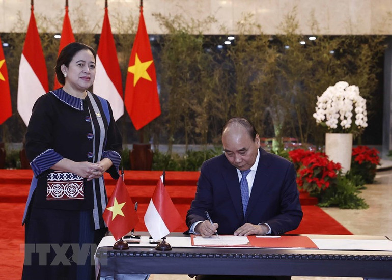 Chủ tịch nước Nguyễn Xuân Phúc ghi lưu bút. (Ảnh: Thống Nhất/TTXVN)