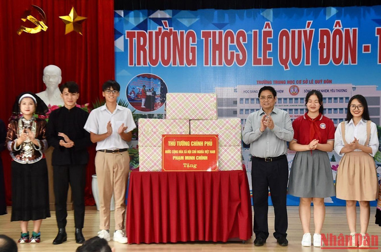 Thủ tướng đã tặng các cháu học sinh 1.000 bộ sách giáo khoa.