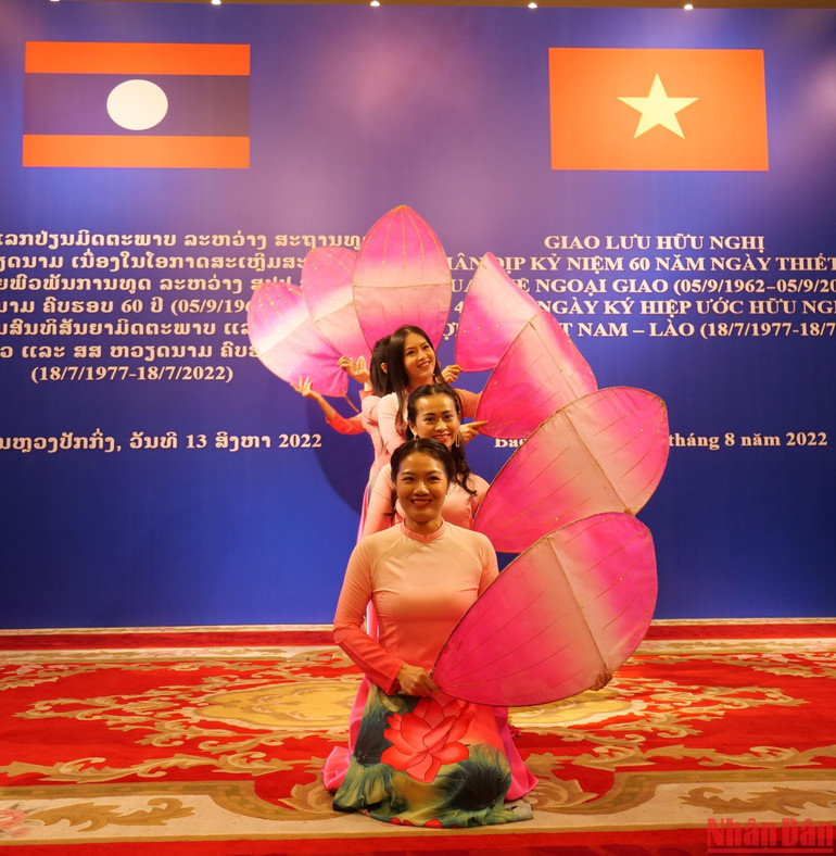 Một tiết mục văn nghệ của Đại sứ quán Việt Nam.