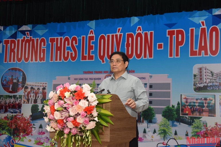 Thủ tướng Phạm Minh Chính phát biểu ý kiến tại Trường THCS Lê Quý Đôn (Thành phố Lào Cai).