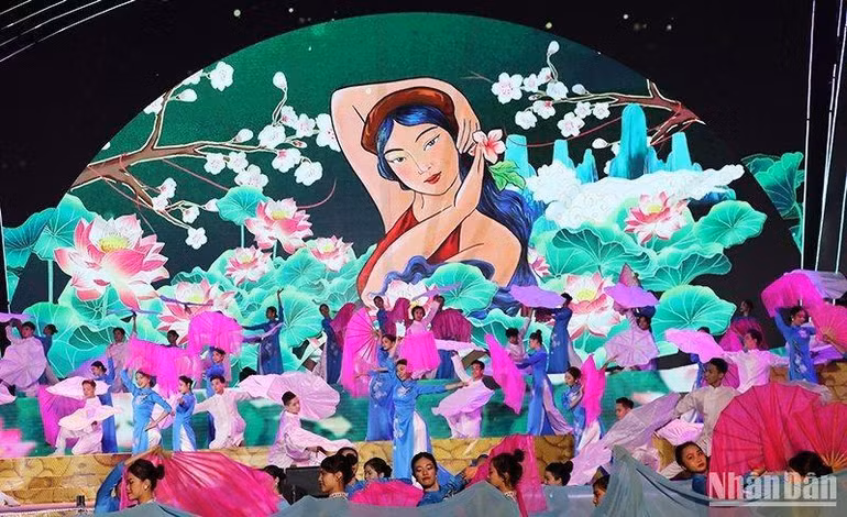 Chương trình nghệ thuật “Ví đây đổi phận làm trai được” với những tiết mục đặc sắc.