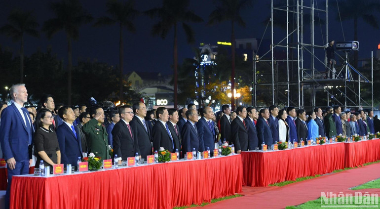 Các đồng chí lãnh đạo, nguyên lãnh đạo Đảng, Nhà nước và tỉnh Nghệ An cùng đại biểu quốc tế và đông đảo nhân dân dự Lễ vinh danh và kỷ niệm 250 năm năm sinh, 200 năm năm mất Nữ sĩ Hồ Xuân Hương. (Ảnh: THÀNH CƯỜNG)