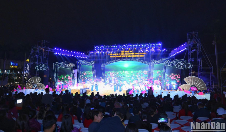 Toàn cảnh Lễ vinh danh và kỷ niệm 250 năm năm sinh, 200 năm năm mất nữ sĩ Hồ Xuân Hương. (Ảnh: THÀNH CƯỜNG)