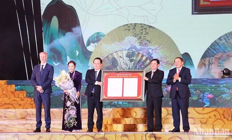 Trưởng Đại diện UNESCO tại Việt Nam Christian Manhart trao Nghị quyết vinh danh nữ sĩ Hồ Xuân Hương của UNESCO cho lãnh đạo tỉnh Nghệ An.