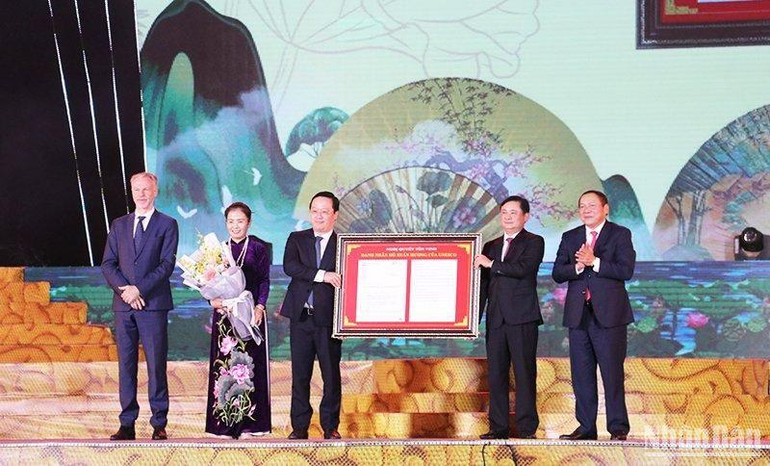 Trưởng Đại diện UNESCO tại Việt Nam Christian Manhart trao Nghị quyết vinh danh nữ sĩ Hồ Xuân Hương của UNESCO cho lãnh đạo tỉnh Nghệ An.
