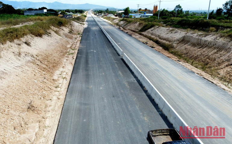 Lắp đặt dải phân cách cứng tại gói thầu XL-03 cao tốc đoạn Vĩnh Hảo-Phan Thiết qua địa bàn xã Sông Bình, huyện Bắc Bình (Bình Thuận).