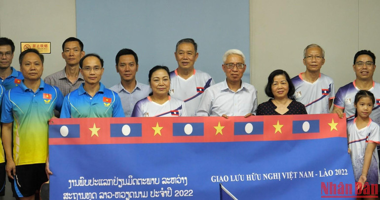 Hai Đại sứ cùng các vận động viên tham dự giao hữu bóng bàn.