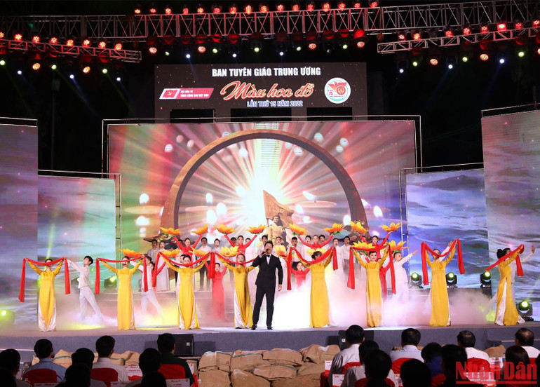 Các tiết mục văn nghệ của Chương trình “Màu hoa đỏ”. Các tiết mục văn nghệ của Chương trình “Màu hoa đỏ”.