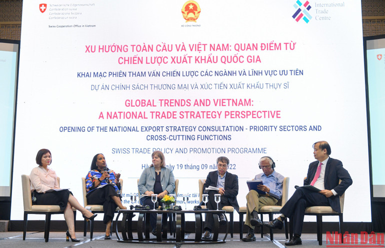 Các đại biểu thảo luận về những thách thức mà xuất khẩu Việt Nam đang đối mặt và đề xuất các giải pháp nhằm triển khai thực hiện thành công Chiến lược Xuất nhập khẩu hàng hóa đến năm 2030. (Ảnh: THÀNH ĐẠT)