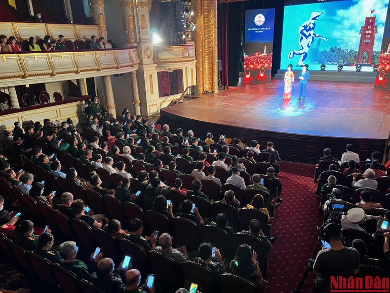 Các đại biểu tham gia soạn tin nhắn ủng hộ chương trình Tri ân liệt sĩ năm 2022.