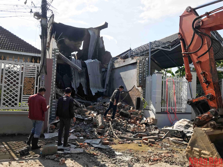 Sử dụng máy xúc để tháo dỡ tường, trần nhà, thu dọn đống gạch đá và nhiều vật dụng, đồ dùng bị cháy. Sử dụng máy xúc để tháo dỡ tường, trần nhà, thu dọn đống gạch đá và nhiều vật dụng, đồ dùng bị cháy.