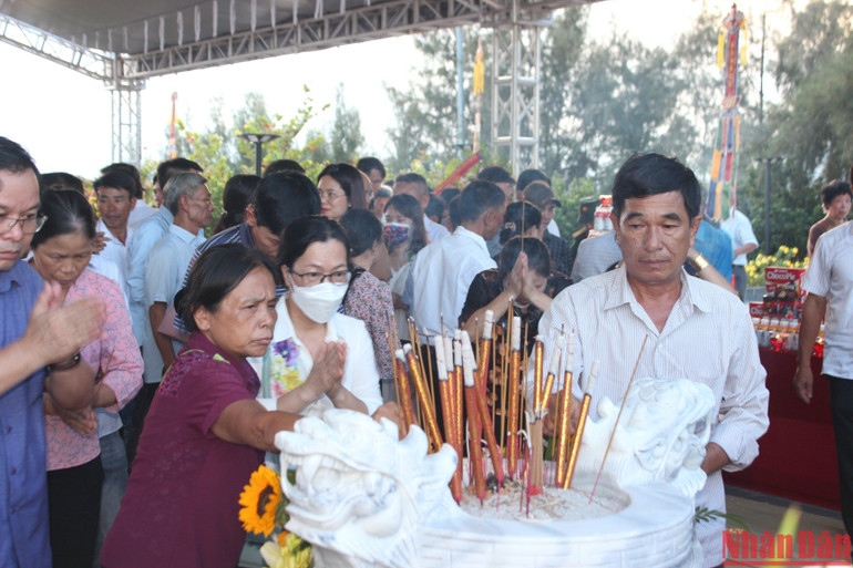 Dâng hương tưởng niệm 64 liệt sĩ Gạc Ma.(Ảnh: VÂN GIANG)