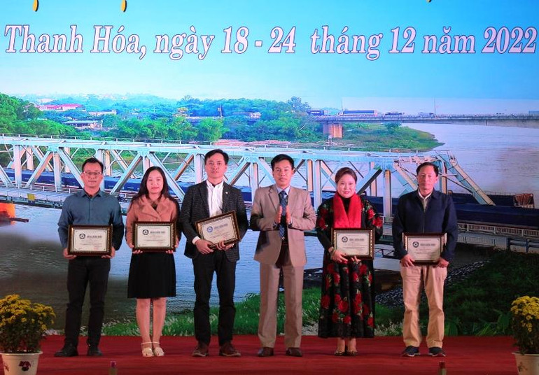 Ban tổ chức trao Bằng chứng nhận cho các tác giả có tác phẩm ảnh chụp bằng Smartphone đoạt giải.