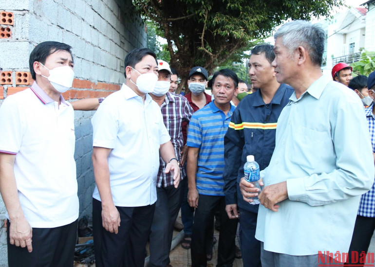 Các đồng chí lãnh đạo Ủy ban nhân dân tỉnh đến tận hiện trường chỉ đạo biện pháp chữa cháy và tìm kiếm nạn nhân. Các đồng chí lãnh đạo Ủy ban nhân dân tỉnh đến tận hiện trường chỉ đạo biện pháp chữa cháy và tìm kiếm nạn nhân.