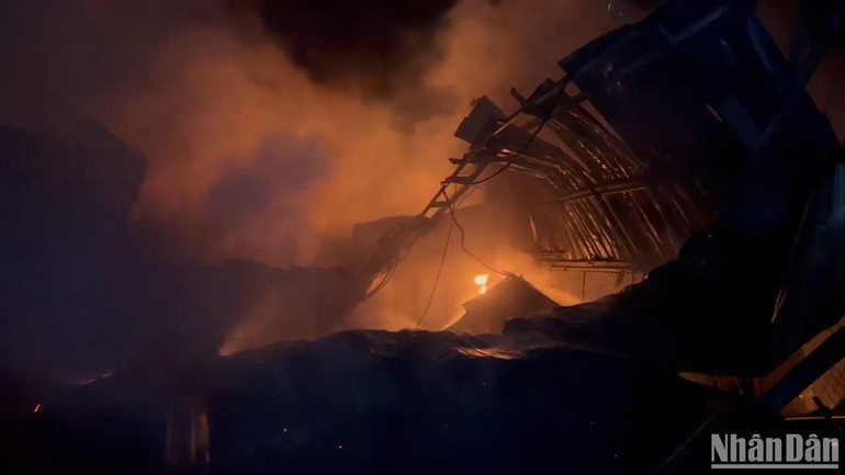 Lửa thiêu trụi nhiều diện tích nhà kho.