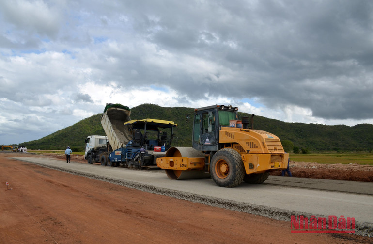 Nhà thầu gói XL-04 cao tốc đoạn Vĩnh Hảo-Phan Thiết thi công hạng mục cấp phối đá dăm tại vị trí xã Hàm Trí, huyện Hàm Thuận Bắc (Bình Thuận).