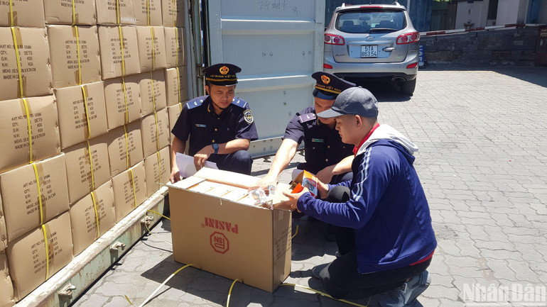 Lực lượng Hải quan Thành phố Hồ Chí Minh kiểm tra hàng hóa tại Cảng Cát Lái (thành phố Thủ Đức, Thành phố Hồ Chí Minh).