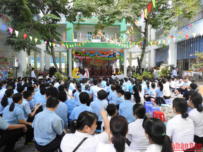 Tổ chức vui tết Trung thu cho các cháu khuyết tật.