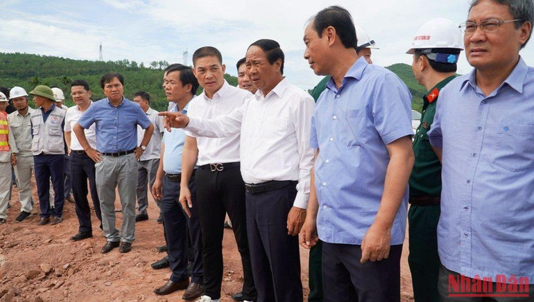 Phó Thủ tướng Lê Văn Thành kiểm tra trên tuyến cao tốc Cam Lộ-La Sơn. Phó Thủ tướng Lê Văn Thành kiểm tra trên tuyến cao tốc Cam Lộ-La Sơn.