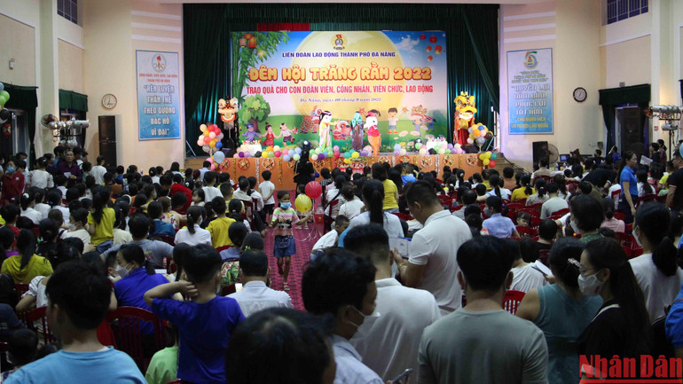 Biểu diễn tiểu phẩm sự tích cây đa.