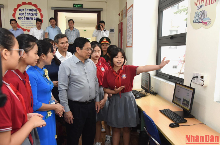 Thủ tướng Phạm Minh Chính thăm cơ sở vật chất tại Trường THCS Lê Quý Đôn (Thành phố Lào Cai).