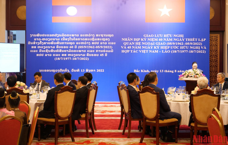 Toàn cảnh buổi giao lưu hữu nghị Việt Nam-Lào tại Bắc Kinh.