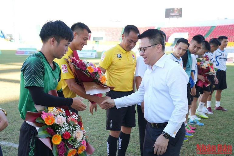 Đồng chí Lê Quốc Minh tặng hoa cho hai đội bóng.