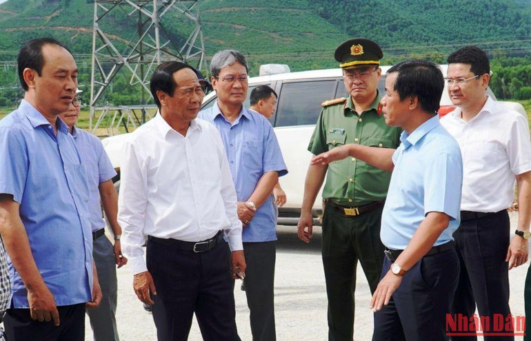 Lãnh đạo UBND tỉnh Thừa Thiên Huế báo cáo tiến độ thực hiện dự án cho Phó Thủ tướng Chính phủ. Lãnh đạo UBND tỉnh Thừa Thiên Huế báo cáo tiến độ thực hiện dự án cho Phó Thủ tướng Chính phủ.