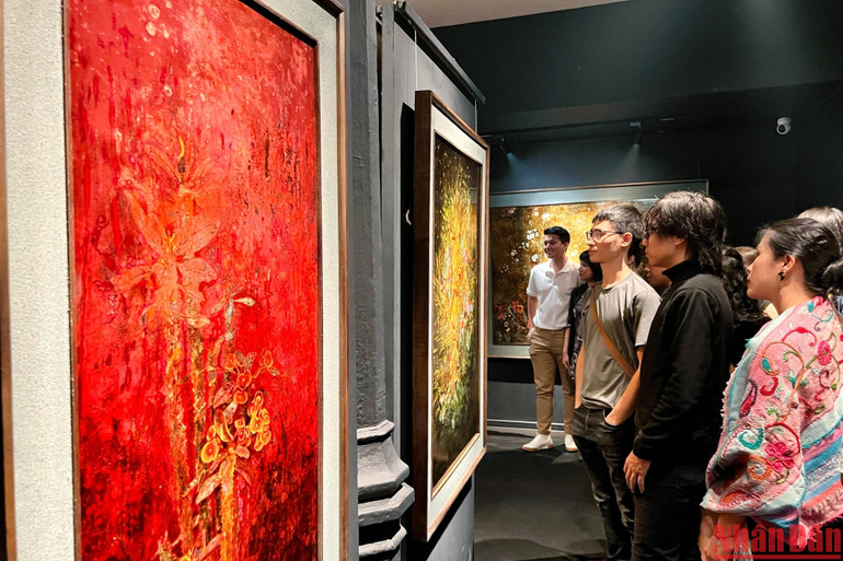 Công chúng Thủ đô đến tham quan triển lãm “Trong vườn”.