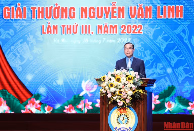 Chủ tịch Tổng Liên đoàn Lao động Việt Nam Nguyễn Đình Khang phát biểu tại Lễ trao giải thưởng.