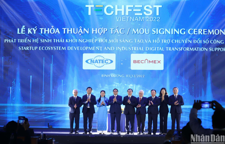 Thủ tướng Phạm Minh Chính và các đại biểu chúc mừng ký kết hợp tác giữa Cục Phát triển thị trường và doanh nghiệp khoa học và công nghệ với Tổng công ty Becamex IDC để phát triển hệ sinh thái khởi nghiệp đổi mới sáng tạo và hỗ trợ chuyển đổi số công nghiệp.