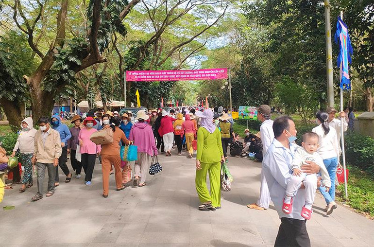 Khách hành hương tại Lễ hội Gò Tháp. (Ảnh: Hữu Nghĩa)