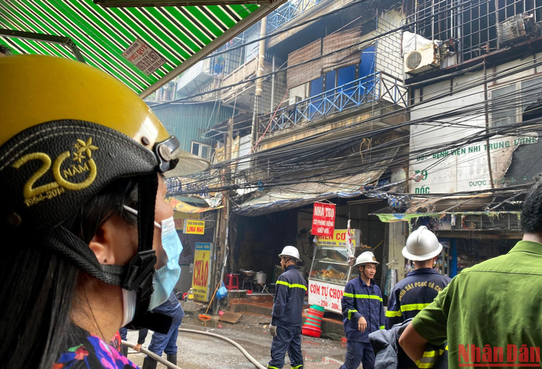 Cháy tại khu vực tầng 2 nhà số 59 ngõ 879 Đê La Thành. (Ảnh: THÀNH ĐẠT)