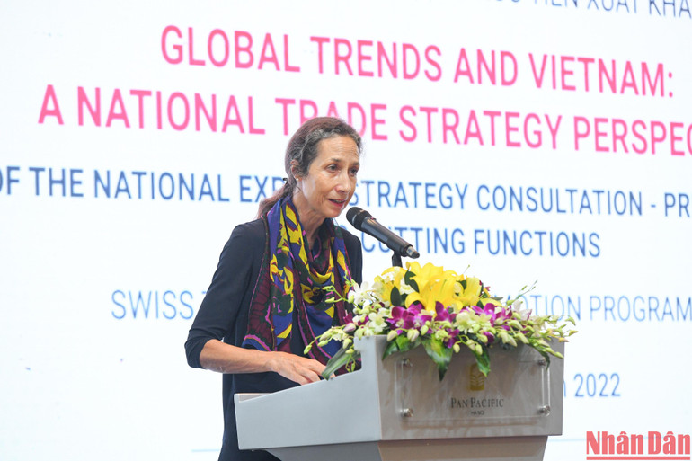 Bà Nicole Wyrsch, Đại biện lâm thời, Đại sứ quán Thụy Sĩ tại Việt Nam phát biểu tại hội thảo. (Ảnh: THÀNH ĐẠT)
