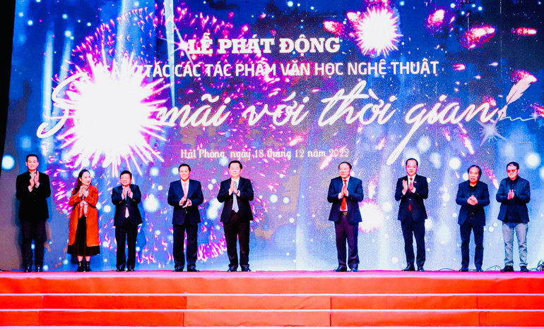 Các đại biểu nhấn nút phát động sáng tác các tác phẩm văn học nghệ thuật “Sống mãi với thời gian”.