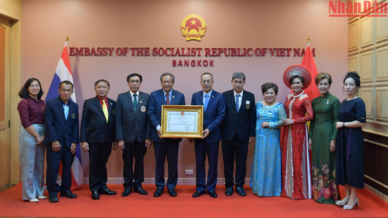 Đại sứ Phan Chí Thành trao giấy khen cho ông Adisak Thepart.