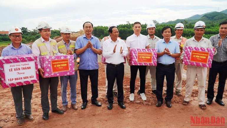 Tại buổi thị sát, Phó Thủ tướng Lê Văn Thành tặng quà cho nhà thầu, kỹ sư, công nhân tại công trường thi công. Tại buổi thị sát, Phó Thủ tướng Lê Văn Thành tặng quà cho nhà thầu, kỹ sư, công nhân tại công trường thi công.