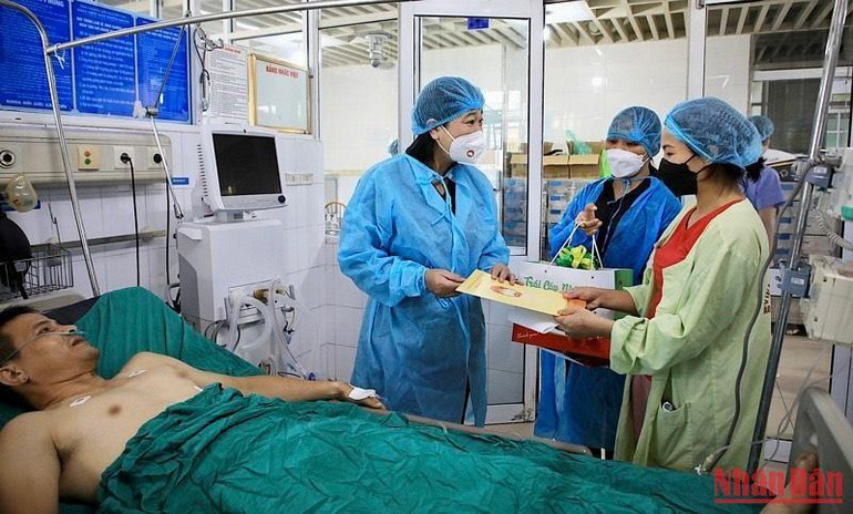 Chủ tịch Ủy ban Mặt trận tổ quốc Việt Nam thành phố Hà Nội tới thăm, động viên công an viên Phan Duy.