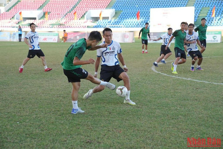 Những pha tranh bóng quyết liệt giữa đội Đài Truyền hình Việt Nam và đội Báo Nông thôn ngày nay.