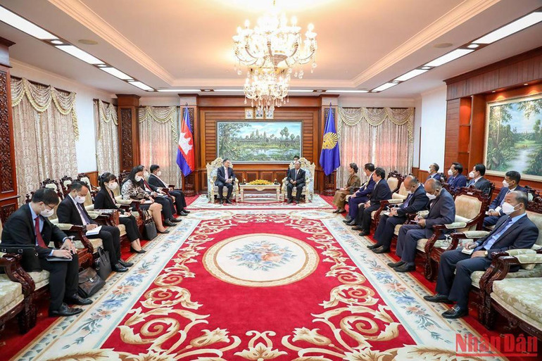 Đoàn Ủy ban Đối ngoại Trung ương hội kiến Chủ tịch danh dự CPP, Chủ tịch Quốc hội Samdech Heng Samrin.