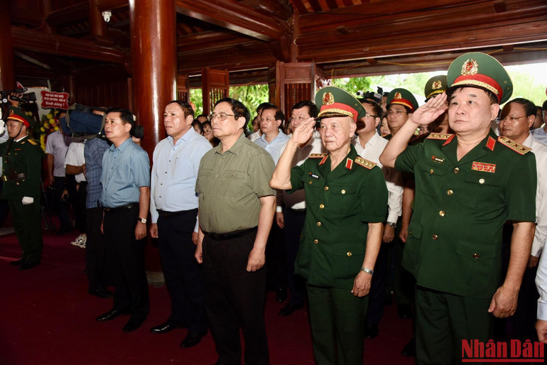 Thủ tướng Phạm Minh Chính và đoàn công tác đến dâng hương tại Đền thờ Chủ tịch Hồ Chí Minh trong Nghĩa trang Liệt sĩ Quốc tế Việt-Lào. (Ảnh: TRẦN HẢI)