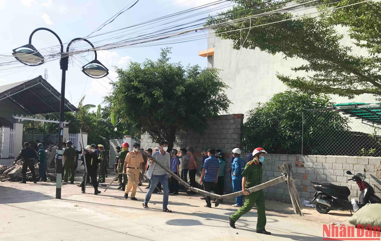 Tập trung lực lượng thu dọn các vật dụng bị cháy từ trong nhà ra ngoài. Tập trung lực lượng thu dọn các vật dụng bị cháy từ trong nhà ra ngoài.