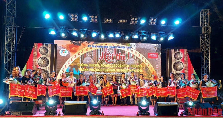 Ban Tổ chức tặng hoa và cờ lưu niệm cho 17 đội tham gia.