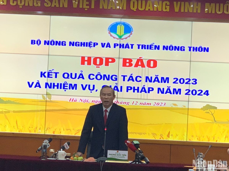 Nhận định năm 2024, Thứ trưởng Phùng Đức Tiến cho rằng nền kinh tế tiếp tục đối mặt với nhiều khó khăn, thách thức.