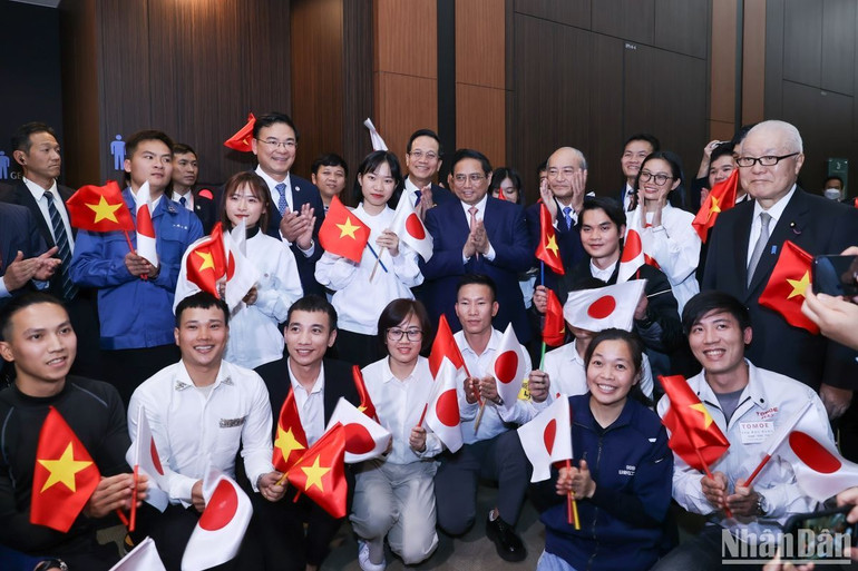Thủ tướng Phạm Minh Chính chụp ảnh lưu niệm với các lao động Việt Nam ở Nhật Bản.