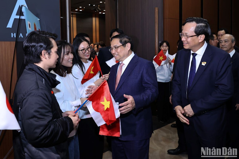 Thủ tướng Phạm Minh Chính thăm hỏi các lao động Việt Nam ở Nhật Bản.