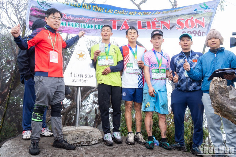 Đỉnh núi cao thứ 6 ở nước ta là Tả Liên Sơn còn được gọi là núi Cổ Trâu nằm ở xã Tả Lèng, huyện Tam Đường, tỉnh Lai Châu.