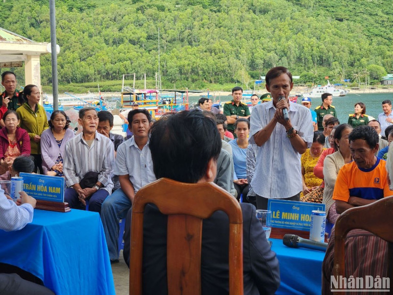 Ngư dân chia sẻ, tâm tư nguyện vọng của mình với tư lệnh ngành và các lãnh đạo ngành, địa phương. Ngư dân chia sẻ, tâm tư nguyện vọng của mình với tư lệnh ngành và các lãnh đạo ngành, địa phương.