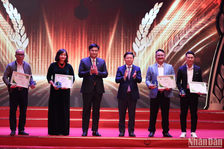 Nhà báo Lưu Lan Hương (áo dài), Báo Nhân Dân cùng các đồng nghiệp nhận giải Ba Giải báo chí toàn quốc về nông nghiệp, nông dân, nông thôn Việt Nam 2023.