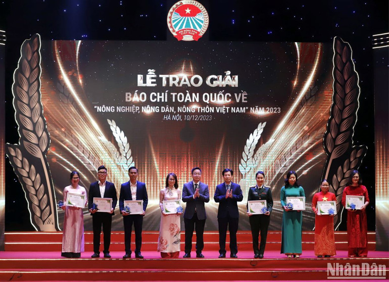 Nhà báo Trần Ánh Tuyết (ngoài cùng bên trái) cùng các đồng nghiệp nhận giải Chuyên đề Giải báo chí toàn quốc về nông nghiệp, nông dân, nông thôn Việt Nam 2023.